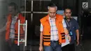 Direktur Utama PT PBM Puspo Sukrisna alias Asun (kiri) keluar dari Gedung KPK, Jakarta, Rabu (25/7). Asun diduga melakukan suap terhadap terdakwa Bupati Subang nonaktif Imas Aryumningsih. (Merdeka.com/Dwi Narwoko)