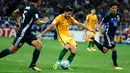 Pemain Australia, Mathew Leckie bersiap melakukan tembakan ke gawang Jepang saat pertandingan kualifikasi Piala Dunia Grup B di Saitama, Jepang (1/9). (AP Photo / Shuji Kajiyama)