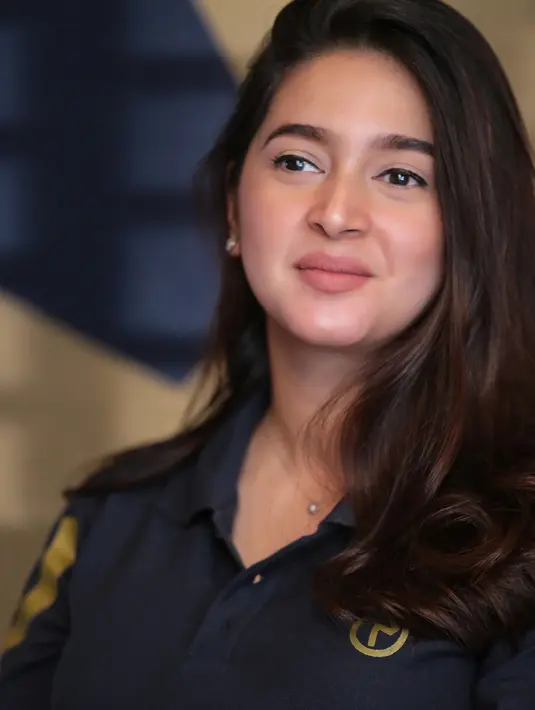 "Pas sebelum hamil, setiap weekend biasanya berkuda. Pas hamil sudah enggak pernah, tapi tetap ke kandang, interaksi sama kuda-kuda aku," kata Nabila Syakieb. (Adrian Putra/Bintang.com)