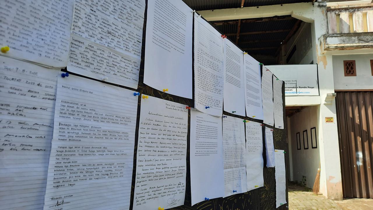 Lusinan surat yang ditulis oleh perempuan korban kekerasan militer di Aceh dipampang dalam kegiatan bertajuk "Letter of Hope" (Liputan6.com/Rino Abonita)