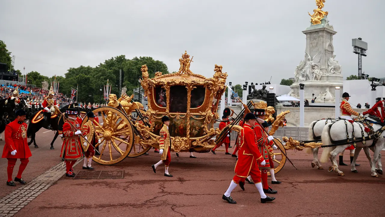 Detail Prosesi Penobatan Raja Charles III pada 6 Mei 2023, dari Kereta Emas hingga Emoji Spesial