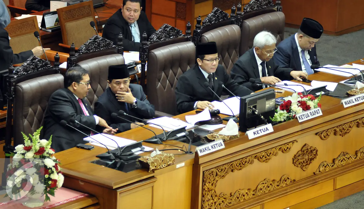 Pimpinan DPR saat memimpin Rapat Paripurna ke-30 DPR RI masa persidangan V Tahun sidang 2015-2016, Senayan, Jakarta, Senin (20/6). Salah satu isi rapat yaitu membacakan surat Presiden Joko Widodo tentang penunjukkan Kapolri. (Liputan6.com/Johan Tallo)