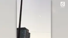 Warga merekam momen saat benda diduga meteor jatuh melintasi langit Osaka, Jepang.