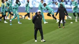 Pelatih Real Madrid, Carlo Ancelotti memimpin sesi latihan tim di Stadion Etihad di Manchester, barat laut Inggris, pada 25 April 2022. Real Madrid akan bertanding melawan Manchester City pada leg pertama semifinal Liga Champions. (AFP/Oli Scarff)