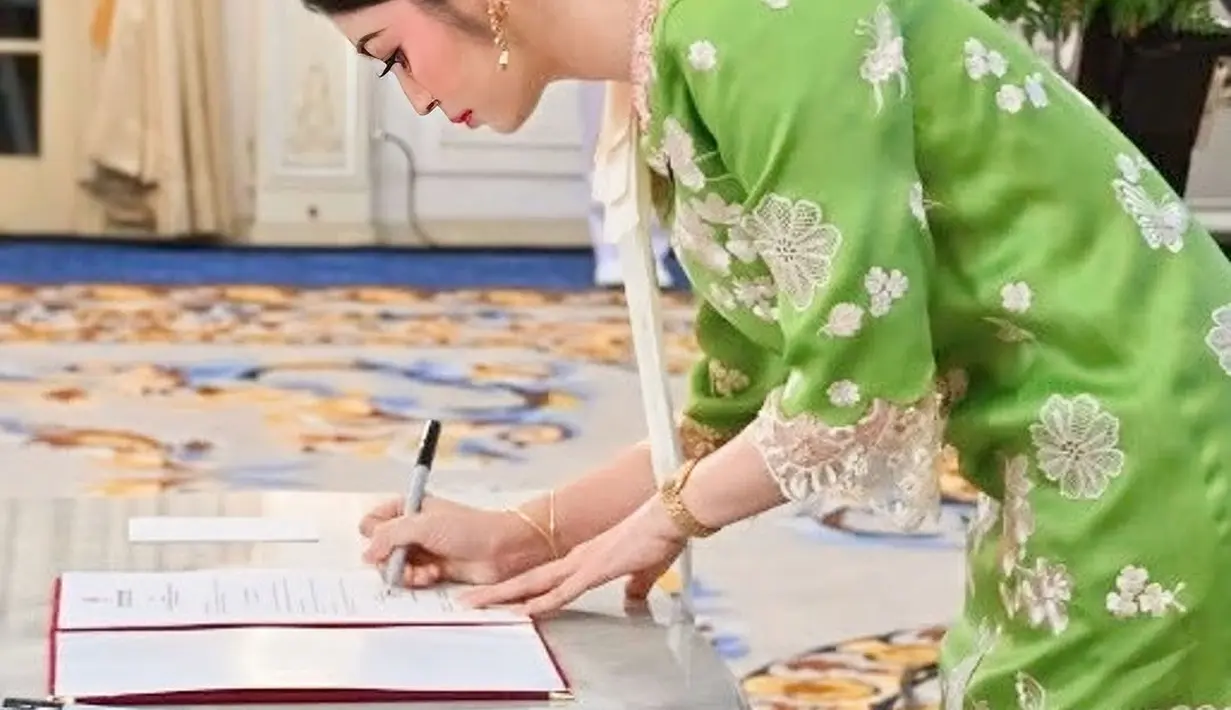 Untuk bagian mata, ia memilih eyeshadow bernuansa soft pink dan peach yang memberikan tampilan segar. Eyeliner tipis diaplikasikan untuk mempertahankan tampilan yang elegan tanpa terlihat terlalu tajam. Tak lupa, bulu mata lentik dengan maskara membuat matanya terlihat lebih hidup. [@rampainusantara_official].