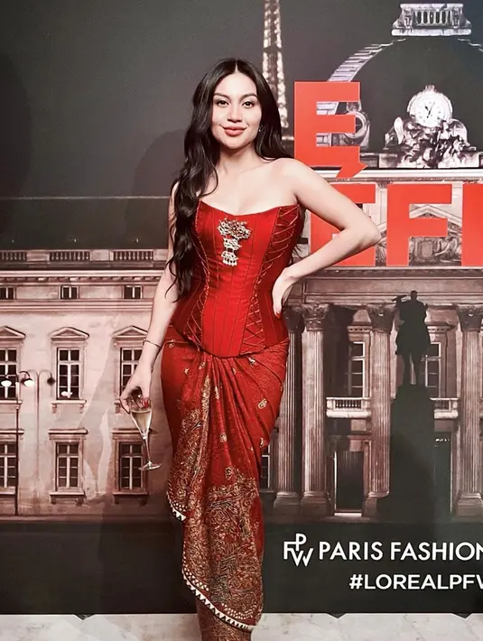 Penampilan Ariel Tatum di Paris Fashion Week 2023 kembali mencuri perhatian netizen. Pasalnya, saat menghadiri after party Le Defile yang bertepatan dengan Hari Batik Nasional, dirinya tampil memesona dengan busana berwarna merah. (Liputan6.com/IG/@arieltatum)