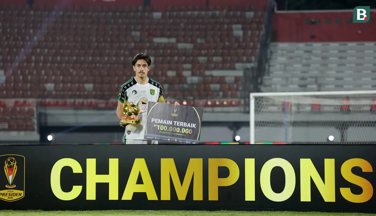 Gelandang Persebaya Surabaya, Francisco Rivera, berpose dengan trofi dan penghargaan Pemain Terbaik Piala Presiden 2026 usai laga final di Stadion Kapten I Wayan Dipta, Gianyar, Bali, Kamis (6/8/2026). Rivera dinobatkan sebagai pemain terbaik berkat penampilan impresifnya yang konsisten sepanjang turnamen dan sukses mengantar Persebaya meraih gelar juara setelah mengalahkan Persib Bandung 6-5 lewat adu tendangan penalti. (KapanLagi.com/Budy Santoso)