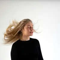 Sahabat Fimela, sebagai perempuan yang memiliki rambut panjang tentu hair dryer menjadi teman sehari-hari yang membantu dalam mengeringkan rambut. Meski membantu dalam keseharian, namun kamu perlu waspadai risikonya untuk kesehatan rambutmu.[Dok/unsplash.com/wilhemgunkel]