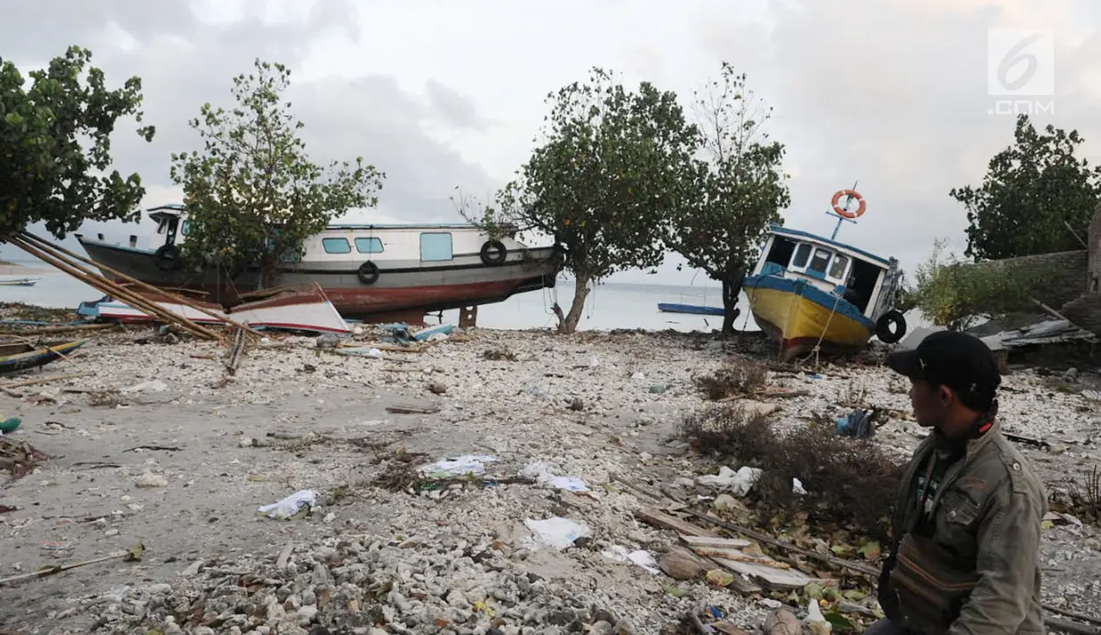 Sejumlah kapal nelayan yang terdampar pasca gelombang Tsunami Selat Sunda di Dusun Tiga Regahan Lada, Pulau Sebesi, Lampung Selatan, Minggu (30/12). Sebagian warga mengungsi ke Kalianda. (Liputan6.com/Herman Zakharia)