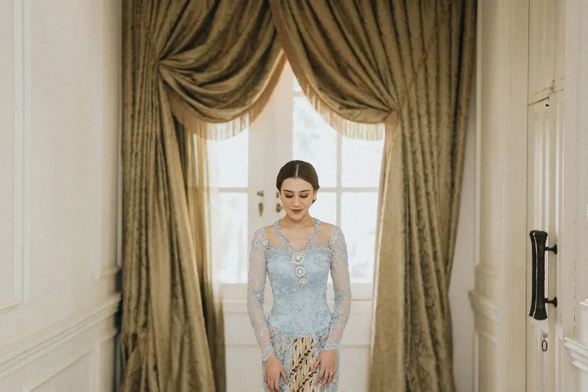 6 Potret Anggunnya Aaliyah Massaid Kenakan Kebaya Baby Blue saat Terima Lamaran Thariq Halilintar, Ditemani Foto Mendiang Adjie Massaid
