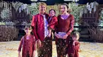 Penampilan keluarga kecil Yasmine Wildblood dengan busana khas Jawa ini tak lepas dari sorotan netizen. Suami serta putra Yasmine tampak memesona dalam balutan busana adat Jawa berwarna merah lengkap dengan blangkon. (Liputan6.com/IG/@yaswildblood)