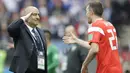 Pelatih Rusia, Stanislav Cherchesov (kiri) memberikan hormat kepada Artyom Dzyuba saat laga melawan Arab Saudi  pada laga grup A Piala Dunia 2018 di Luzhniki stadium, Moskow, Rusia, (14/6/2018). Rusia menang 5-0. (AP/Matthias Schrader)