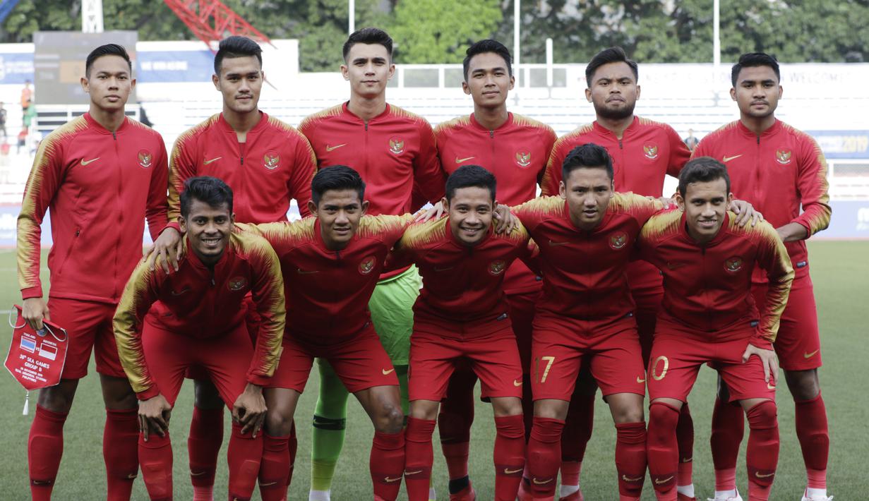 Para pemain Timnas Indonesia U-22 foto bersama sebelum melawan Thailand pada laga SEA Games 2019 di Stadion Rizal Memorial, Manila, Selasa (26/11). Indonesia menang 2-0 atas Thailand. (Bola.com/M Iqbal Ichsan)