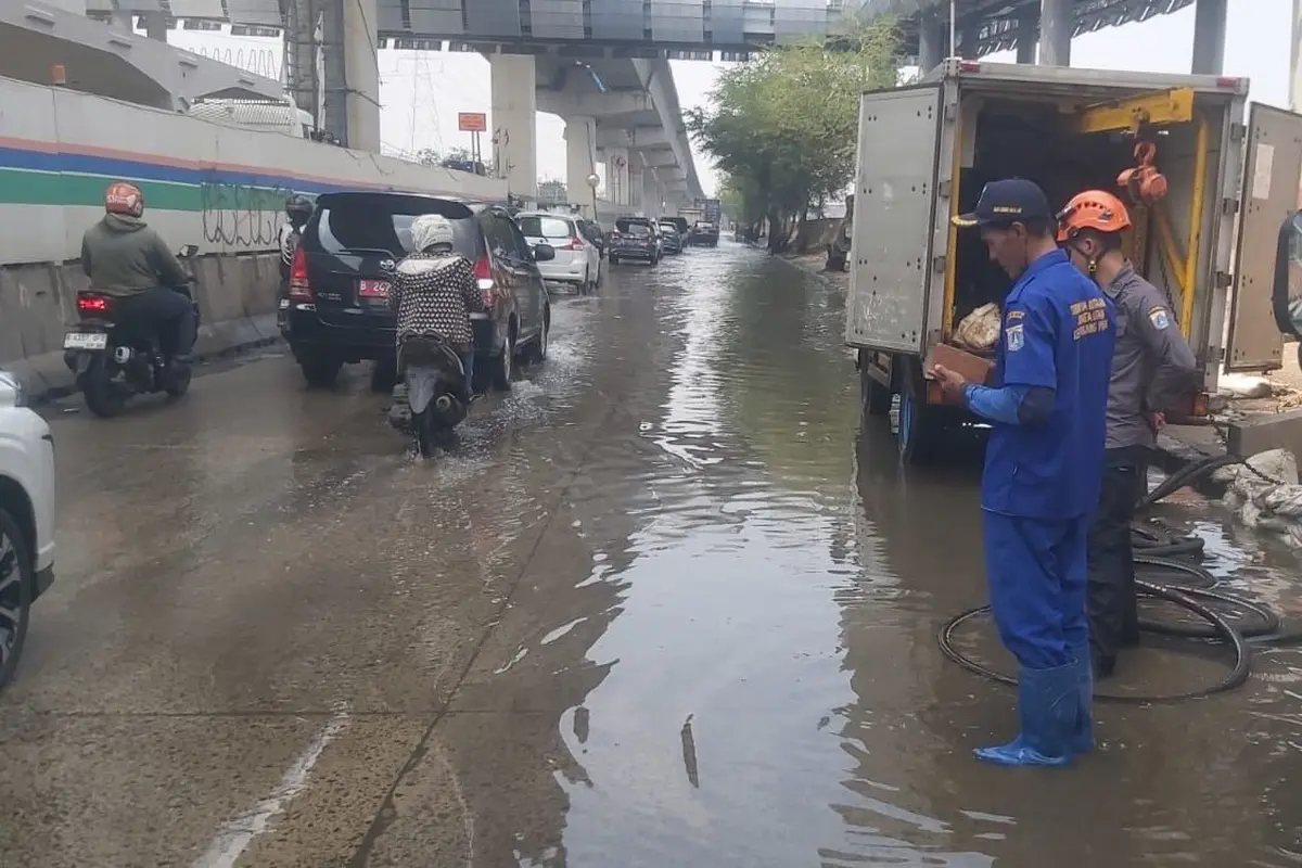 Kondisi Jalan RE Martadinata, Tanjung Priok, Jakarta Utara pasca terdampak banjir rob. Di mana, air berangsur surut.