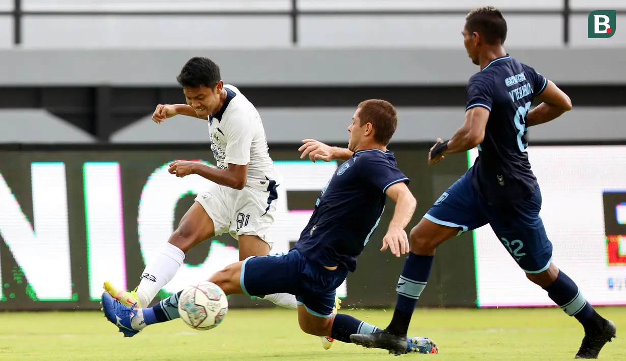 Sejak awal laga, Skuat Mahesa Jenar bermain menyerang. Pergerakan Fandi Eko (kiri) ke sisi kanan kotak penalti menjadi awal terjadinya gol pertama PSIS Semarang yang dicetak oleh Bahril Fahreza pada menit ke-12. (Bola.com/M Iqbal Ichsan)