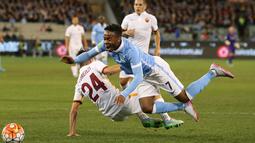 Raheem Sterling dijatuhkan pemain AS Roma, Alessandro Florenzi. (Action Images via Reuters/Jason O'Brien Livepic)