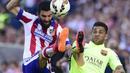 Arda Turan (kiri) berebut bola dengan Dani Alves. (AFP PHOTO / GERARD JULIEN)