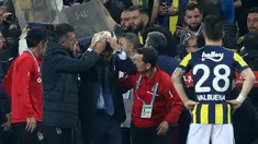 Pelatih Besiktas, Senol Gunes memegangi kepalanya setelah terkena lemparan benda tajam dari tribun penonton pada semifinal Piala Turki melawan Fenerbahce di Istanbul, Kamis (19/4). Insiden di menit ke-58  ini membuat pertandingan terpaksa ditunda. (AFP)