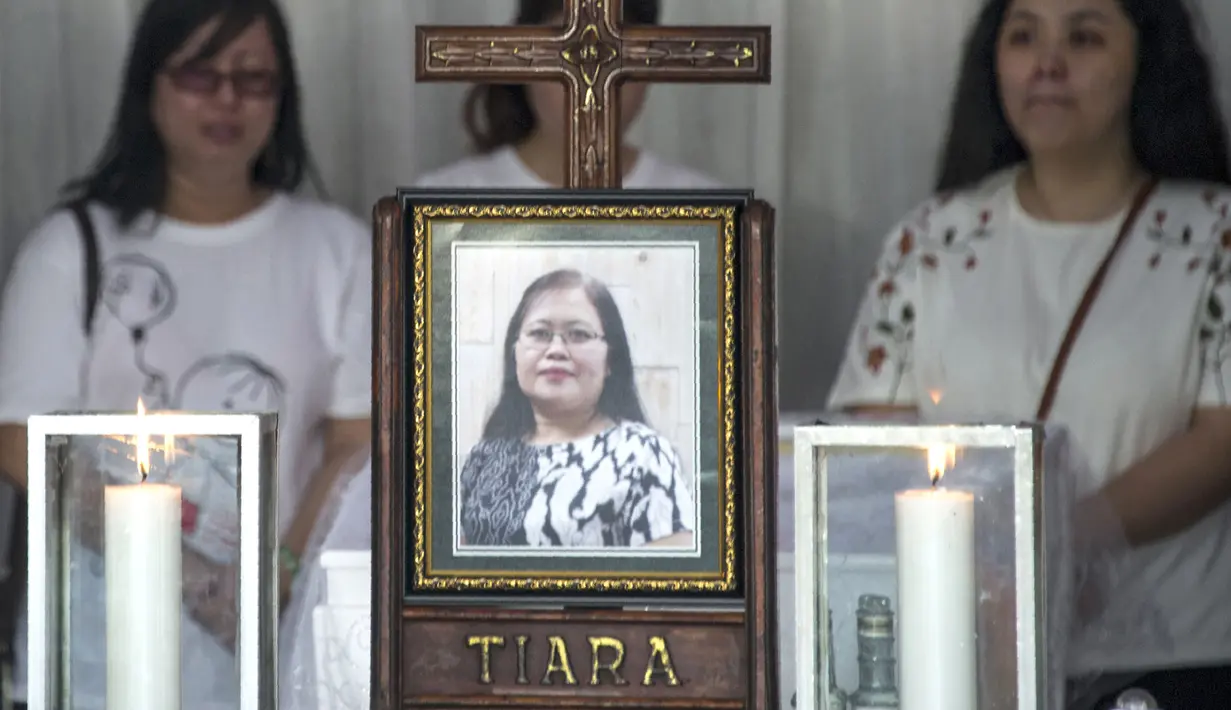Foto mendiang Martha Djumani, salah satu korban meninggal dalam serangan di Gereja Pantekosta, Surabaya, Jawa Timur, Senin (14/5). Martha Djumani menjadi korban meninggal dalam serangan di Gereja Pantekosta. (AFP PHOTO/JUNI KRISWANTO)