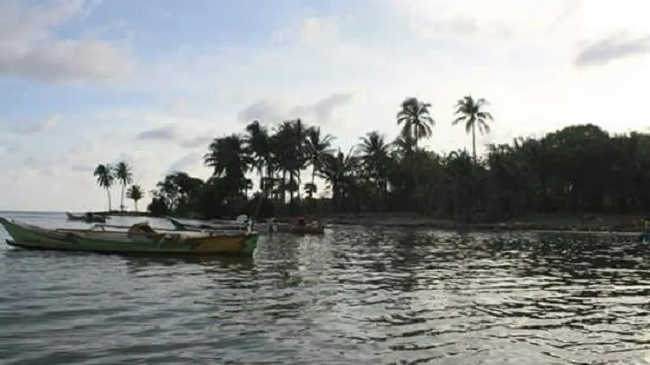 Pantai Pasir Putih Perawan di Pulau Harapan