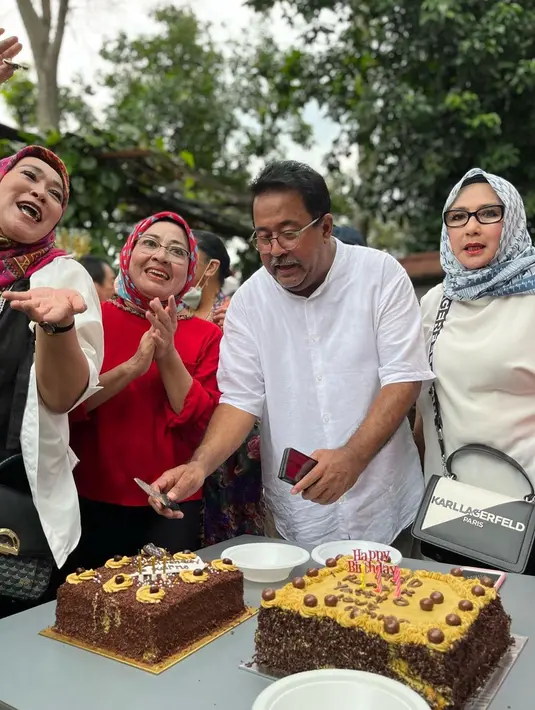 Meski terlihat sederhana, namun perayaan ulang tahun Rano Karno ini justru memiliki kesan yang begitu hangat. Bahkan, tak sedikit pula yang ikut menyumbangkan suara emasnya. (Liputan6.com/IG/@si.rano)