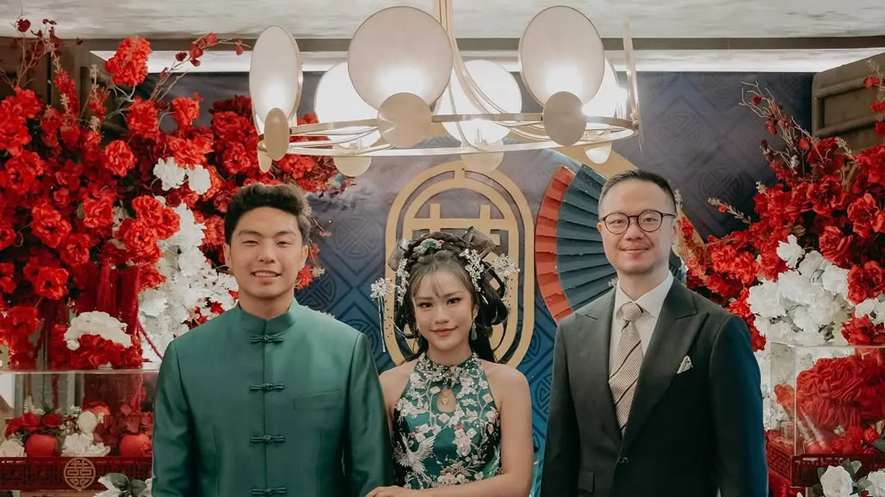 Gaya Jessica Jane saat Sangjit Jelang Pernikahan, Tampil Manis bak Boneka Dibalut Cheongsam Hijau Teal