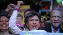 Kandidat Wali Kota Bogota, Claudia Lopez merayakan kemenangannya pada pemilihan umum (pemilu) daerah di Bogota, 27 Oktober 2019. Kandidat dari kalangan sayap tengah-kiri itu menjadi wali kota perempuan pertama di ibu kota Kolombia tersebut. (AP/Ivan Valencia)