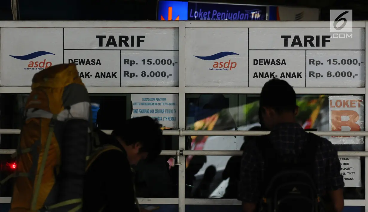 Pemudik anter membeli tiket di Pelabuhan Penyebrangan Merak-Bakauheni, Banten, Rabu (21/6). Hingga H-4 lebaran 2017, belum terlihat penumpukan di dermaga penumpang maupun kendaraan. (Liputan6.com/Helmi Fithriansyah)