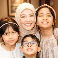 Keluarga, sahabat hingga buah hatinya hadir untuk memberikan apresiasi, kebahagiaan terpancar jelas di wajah Natasha Rizky. Momen ketika Natasha Rizky memeluk buah hatinya ini penuh kehangatan. Megumi dan Miskha tampil manis dengan dress, sementara Miguel tampil dengan kemeja kotak-kotak. Tak lupa pakai kacamata, Megumi anak bungsu Natasha Rizky makin keren. (Liputan6.com/IG/@natasharizkynew)