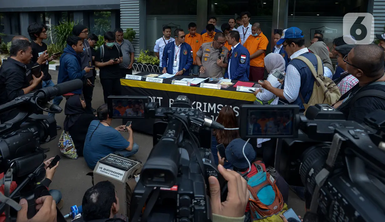 Polda Metro Jaya menggelar konferensi pers kejahatan sindikat pembobolan rekening lewat kartu ATM di Polda Metro Jaya, Jakarta, Selasa (10/3/2020). Dari penangkapan itu polisi menyita sejumlah barang bukti berupa ratusan kartu ATM, buku tabungan dan sejumlah uang tunai. (merdeka.com/Imam Buhori)