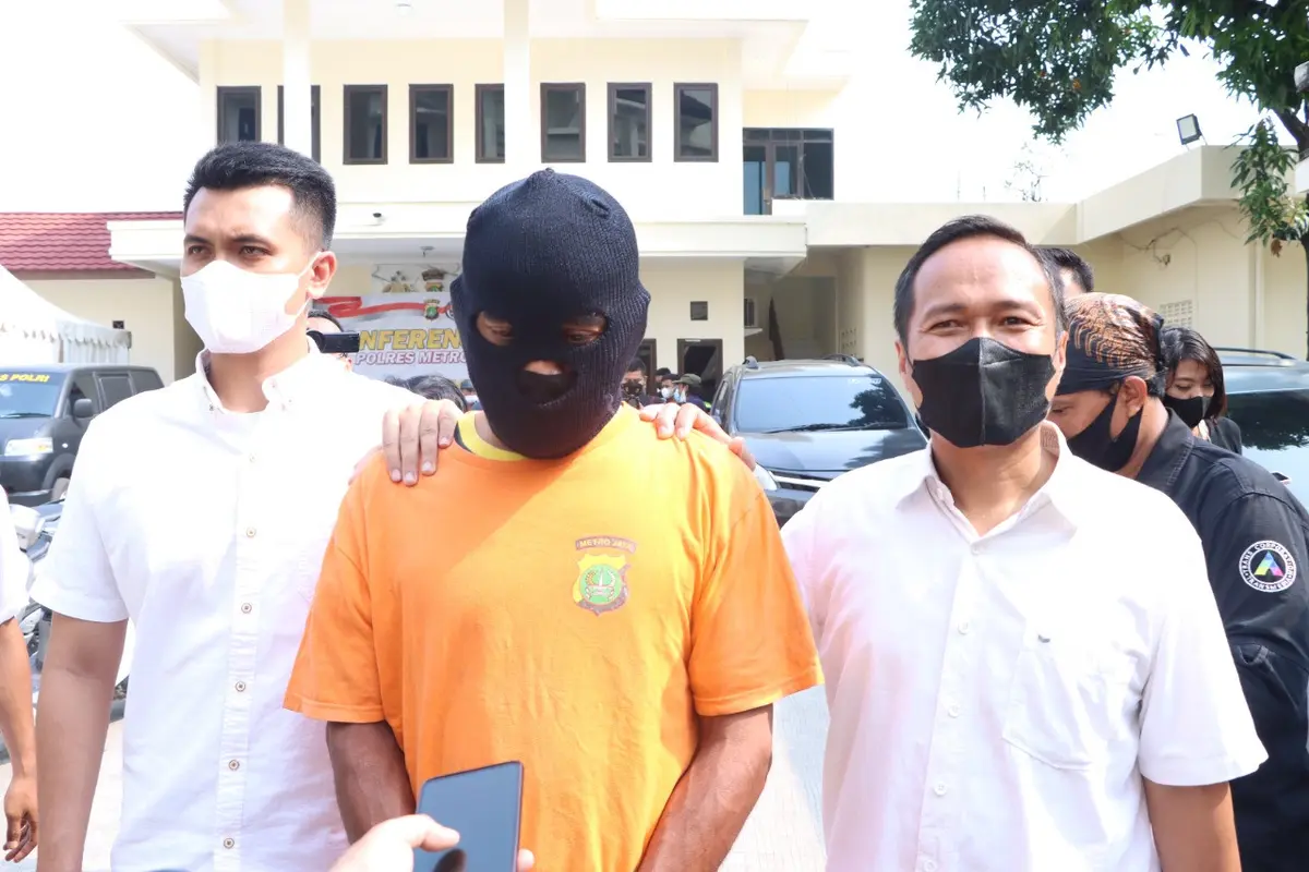 SBR (50) ditangkap Polres Metro Bekasi karena memperkosa remaja