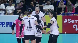 Pemain Jakarta BIN melakukan selebrasi setelah mencetak poin pada laga Final Four PLN Mobile Proliga 2023 melawan Bandung Bjb Tandamata yang berlangsung di GOR Jatidiri, Semarang, Jawa Tengah, Sabtu (04/03/2023) malam WIB. Jakarta BIN menang tiga set langsung dengan skor 30-28, 26-24, dan 25-15. (Dok. Proliga 2023)