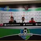 Pelatih sementara Bali United Eko Purdjianto (tengah) senang dengan kemenangan timnya atas Semen Padang pada pekan keempat Liga 1 di Stadion Kapten I Wayan Dipta, Gianyar, Kamis (4/5/2017) sore. Bali United menang 2-0. (Liputan6.com/Dewi Divianta)