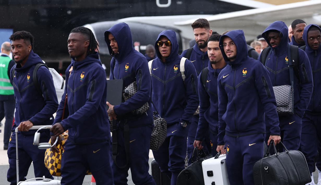 Kylian Mbappe (tengah) dan sejumlah pemain Timnas Prancis tiba di Bandara Paderborn Lippstadt, Jerman pada Rabu (12/06/2024) waktu setempat untuk berlaga di Euro 2024. (AFP/Franck Fife)