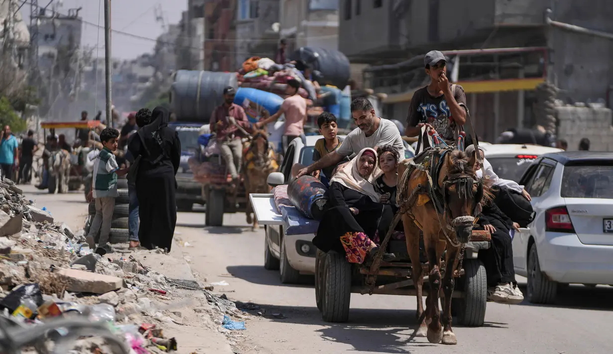 Militer Israel kembali mengeluarkan perintah evakuasi untuk wilayah Maghazi. Terutama untuk lingkungan di kamp pengungsi Maghazi di Gaza tengah. (AP Photo/Abdel Kareem Hana)