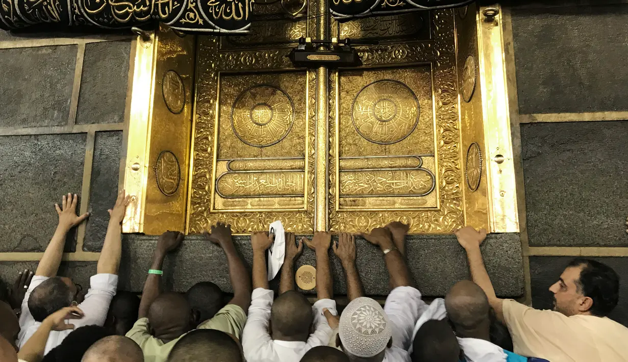 Umat muslim menyentuh Kabah saat melakukan tawaf dalam ibadah haji di Masjidil Haram, Mekah, Arab Saudi (28/8). Kabah merupakan bangunan suci bagi umat Islam dan merupakan bangunan yang dijadikan patokan arah kiblat. (AP Photo / Khalil Hamra)