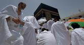 Umat Muslim berdoa di depan Ka'bah, selama ibadah haji tahunan, di Mekah, Arab Saudi, Kamis 21 Mei 2026. (AP Photo/Altaf Qadri)