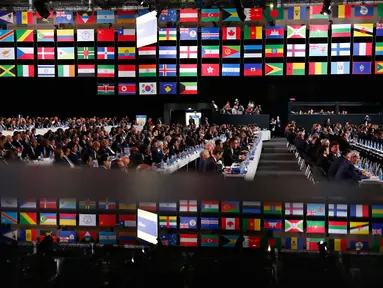 Delegasi menghadiri kongres FIFA di Moskow, Rusia, Rabu (13/6). Kongres ini beragendakan memilih tuan rumah untuk Piala Dunia 2026. (AP Photo/Alexander Zemlianichenko)