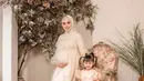 3. Dibantu oleh fashion stylist Doley Tobing, Kartika Putri tampil memesona dalam balutan dress warna krem rancangan Rasya Shakira. (Instagram/riomotret).