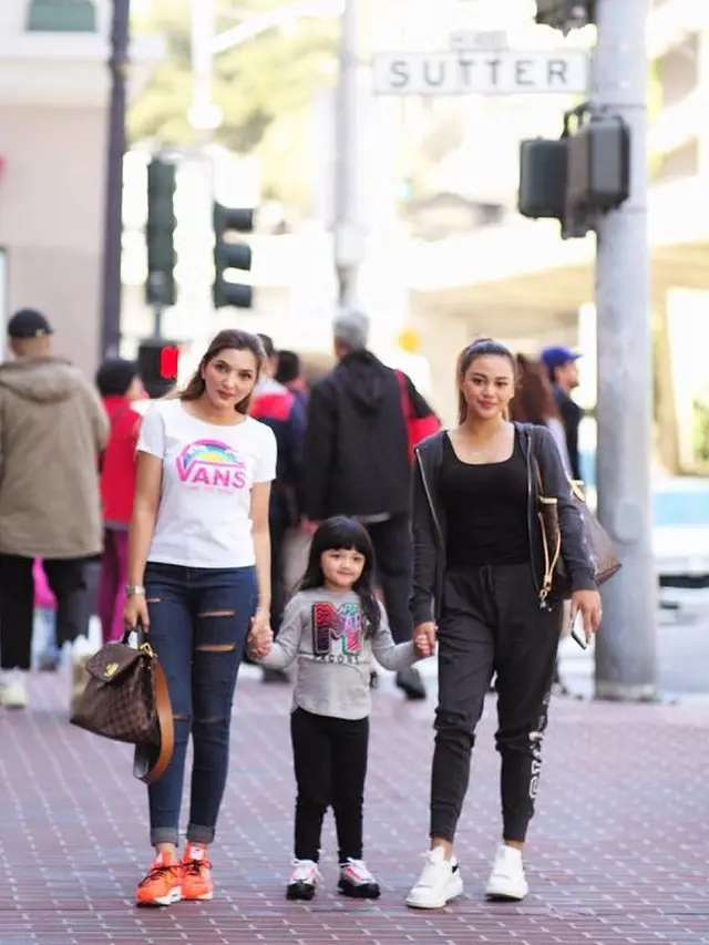 [Bintang] Ashanty, Arsy, dan Aurel Hermansyah