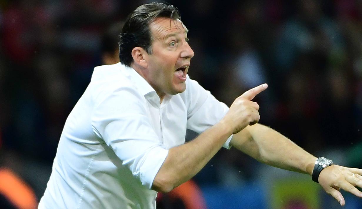 Pelatih Belgia,  Marc Wilmots berteriak memberikan instruksi kepada pemainnya saat melawan Wales pada perempat final Piala Eropa di Stade Pierre-Mauroy, Lille, Prancis, Sabtu (2/7/2016) dini hari WIB. (AFP/Emmanuel Dunand)