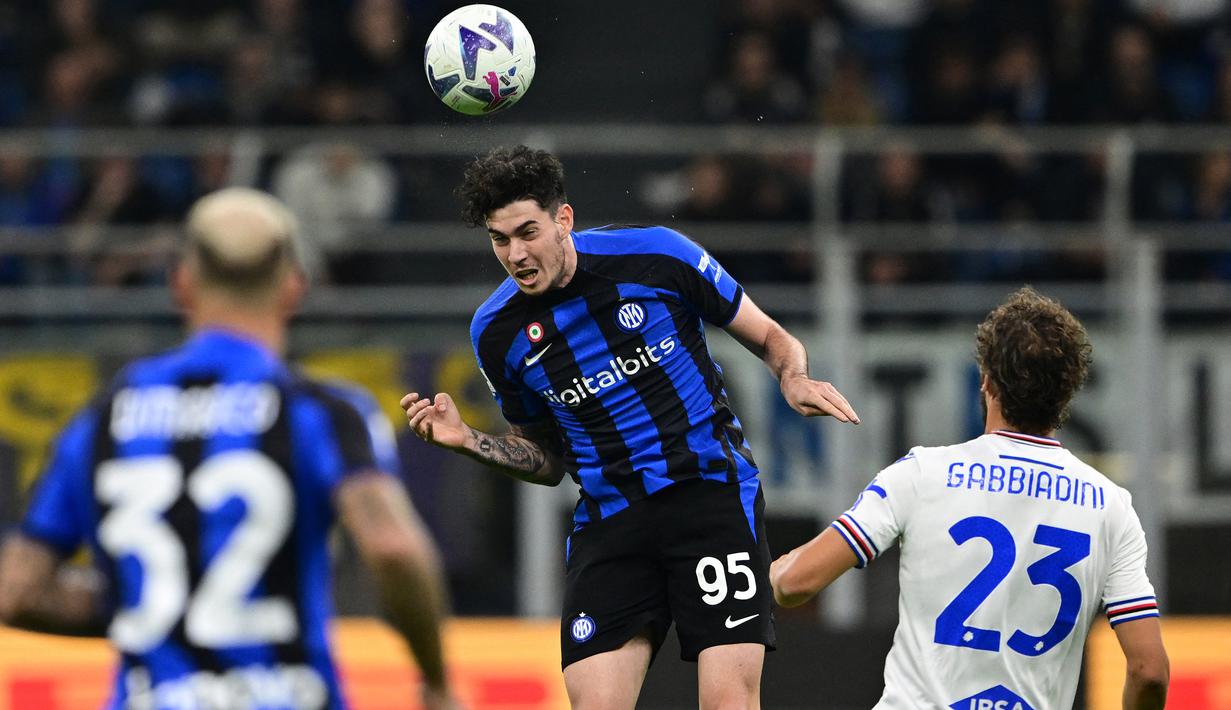 Bek Inter Milan, Alessandro Bastoni (tengah) meyundul bola saat menghadapi Sampdoria pada laga Liga Italia 2022/2023 di San Siro Stadium, Milan (29/10/2022). Alessandro Bastoni yang baru berusia 23 tahun kini mempunyai nilai pasar sebesar 55 juta euro atau setara Rp888 miliar. (AFP/Miguel Medina)