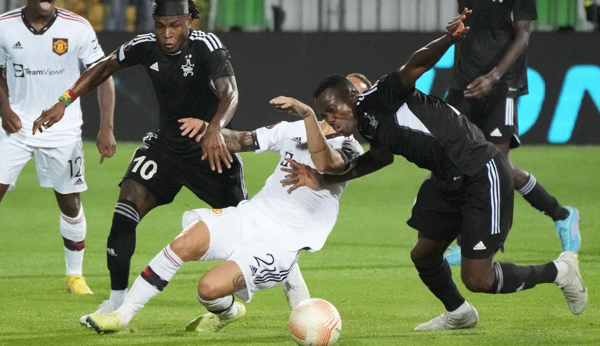 Setan Merah menaklukkan tuan rumah dengan skor 2-0. Dua gol kemenangan Manchester United di Moldova masing-masing dicetak oleh Jadon Sancho serta Cristiano Ronaldo. (AP/Sergei Grits)