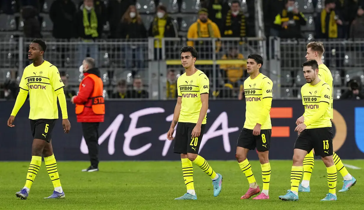 Para pemain Borussia Dortmund meninggalkan lapangan setelah kalah dari Rangers pada pertandingan sepak bola Liga Europa di Dortmund, Jerman, 17 Februari 2022. Borussia Dortmund kalah 2-4. (AP Photo/Martin Meissner)