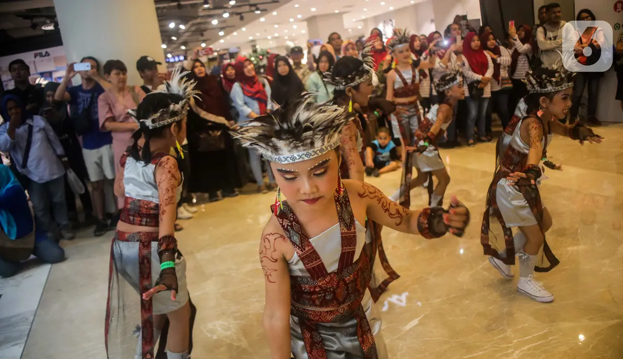 Penari berkostum tradisional menari dalam perhelatan Indonesia Menari 2019 di Grand Indonesia, Jakarta, Minggu (17/11/2019). Peserta terdiri dari perorangan, komunitas generasi milenial, pecinta tari, sanggar tari, sekolah, dan universitas di Indonesia. (Liputan6.com/Faizal Fanani)