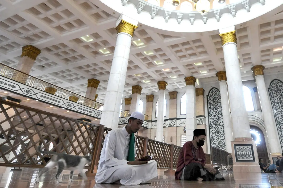 FOTO: Memperbanyak Ibadah Selama Ramadhan di Masjid Kubah Emas