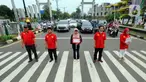 Warga bersama pengguna jalan melakukan penghormatan saat detik-detik proklamasi 17 Agustus di ruas jalan protokol Jakarta-Bogor, pertigaan Cibinong, Bogor, Jawa Barat, Rabu (17/8/2022). Sejumlah pengguna jalan terlihat turun dari kendaraannya dan melakukan sikap hormat. (merdeka.com/Arie Basuki)