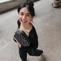 Rahmania Astrini tampil manis dengan tas dari Kate Spade New York.
