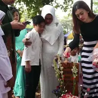 15 Juli Seharusnya menjadi ulang tahun Julia Perez, pihak keluarga pun berziarah ke makam Jupe untuk mengenang orang yang mereka cintai.