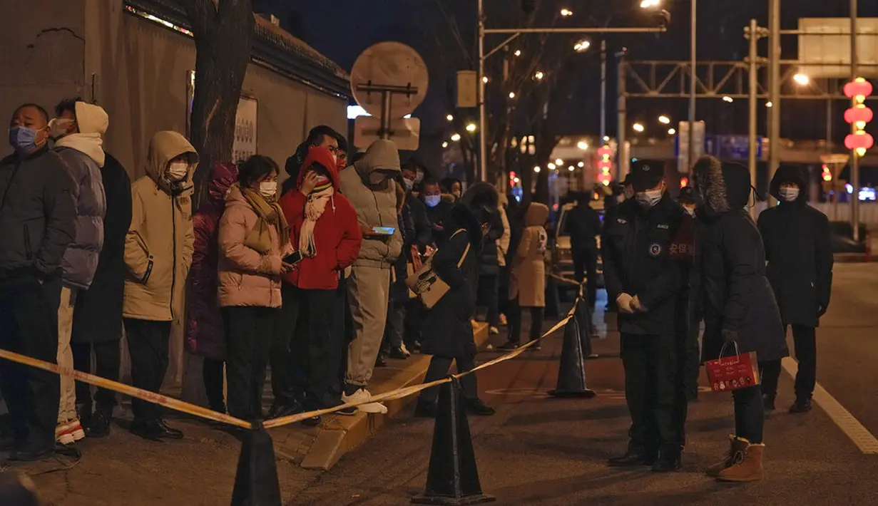 Warga yang mengenakan masker untuk melindungi diri dari penularan COVID-19 mengantre untuk tes COVID-19 di Distrik Fengtai, Beijing, China, Rabu (26/1/2022). Jelang Olimpiade Musim Dingin, Beijing melaporkan peningkatan lebih dari selusin kasus baru COVID-19 setiap harinya. (AP Photo/Andy Wong)
